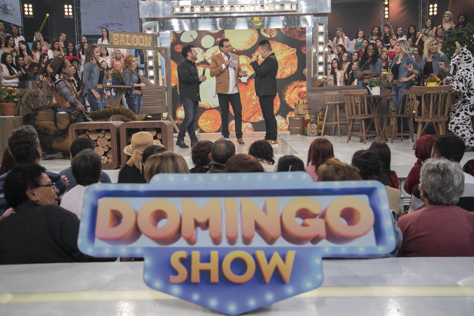 No primeiro Domingo Show de 2018, no ar dia 7/1, o programa presta uma grande homenagem à dupla Bruno & Marrone (Crédito das imagens: Edu Moraes /Record TV)