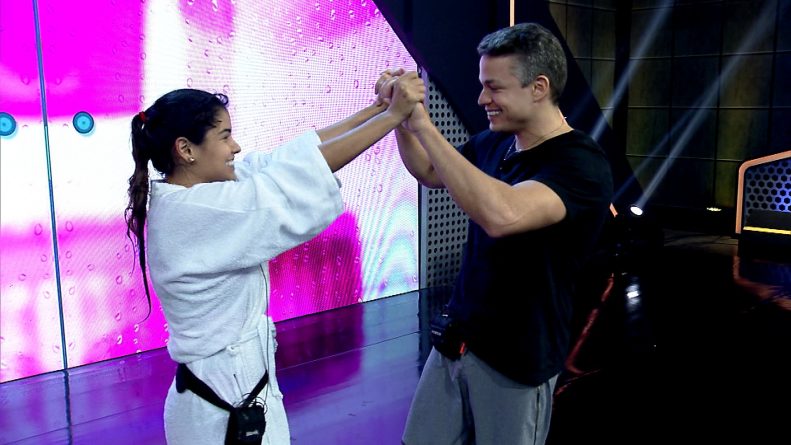 Mulheres participam da prova da banheira hoje no Power Couple Crédito das imagens: (Divulgação/Record TV)