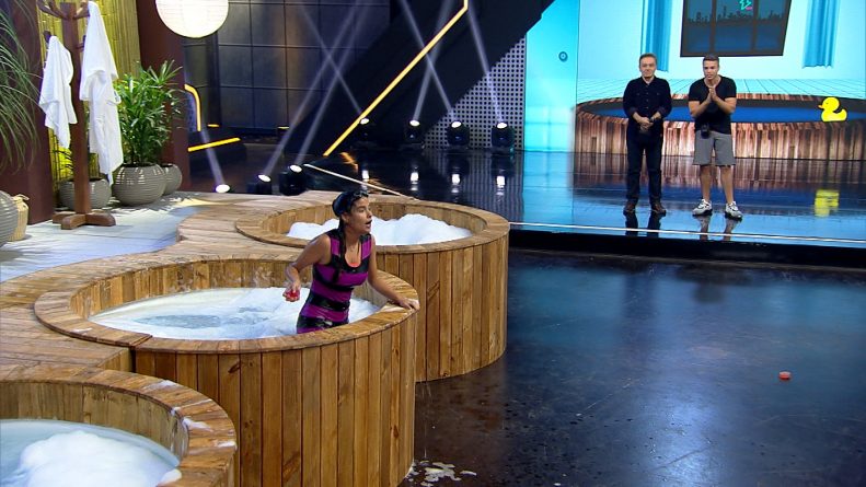 Mulheres participam da prova da banheira hoje no Power Couple Crédito das imagens: (Divulgação/Record TV)