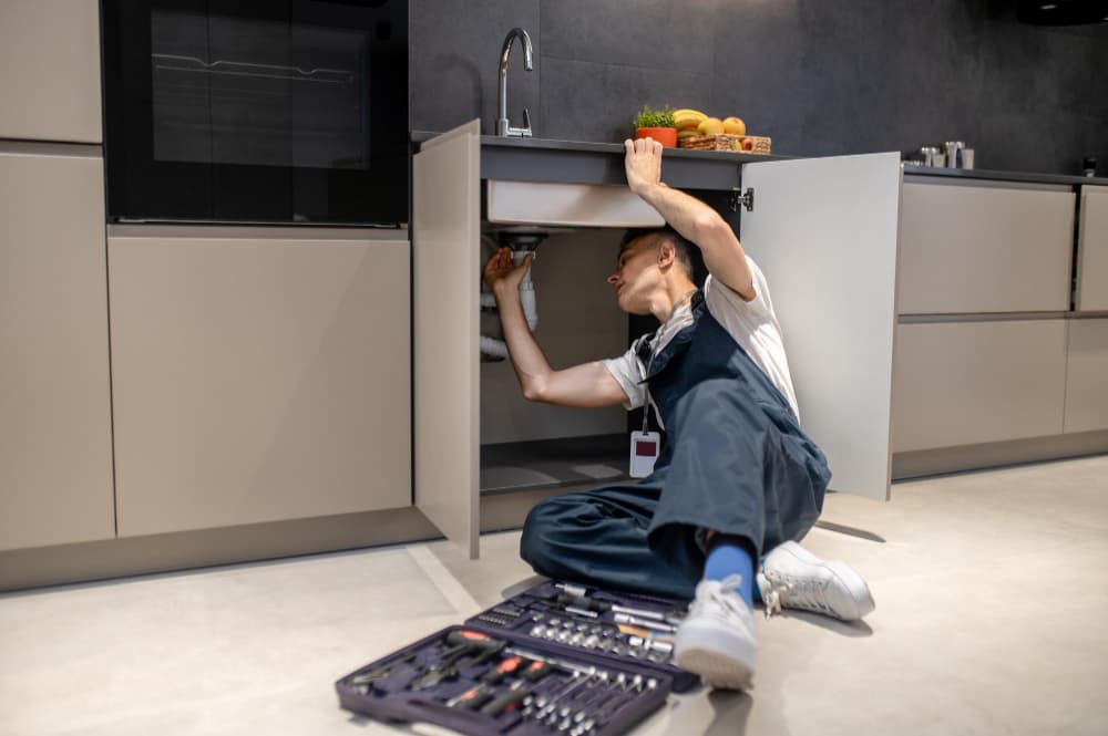 como-desentupir-pia-de-cozinha-dicas-simples-e-eficientes